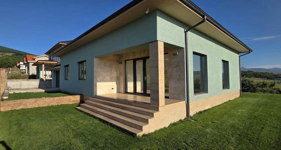 Casă individuală cu 4 camere cu Canalizare în Micești
