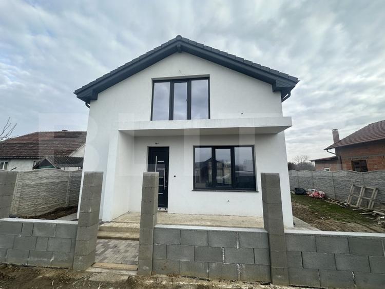 Casă individuală cu 4 camere cu Canalizare în Lazuri