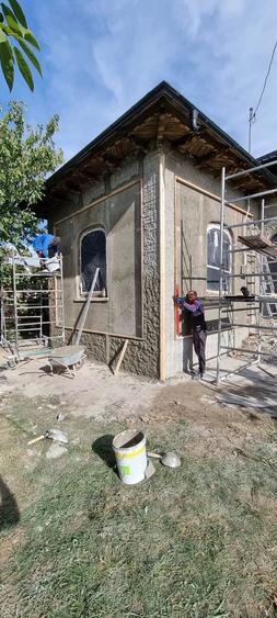 Casă cu 4 camere cu Teren 1400 Mp în Iazu