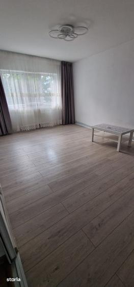 Apartament cu 4 camere decomandat în Roman