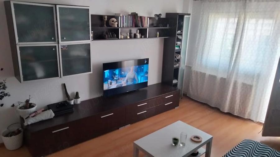 Apartament cu 3 camere decomandat, mobilat în Moinești