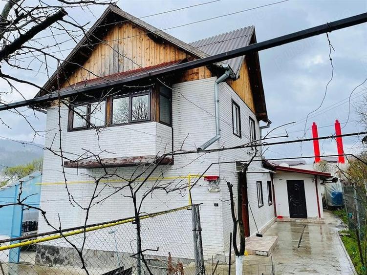 Casă individuală cu 7 camere cu Teren 750 Mp în Central