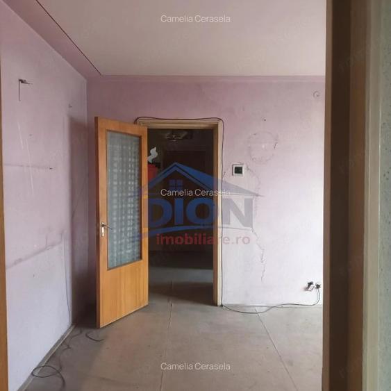Apartament cu 3 camere semidecomandat în Rahova