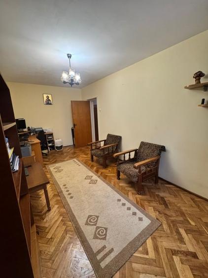 Apartament cu 3 camere decomandat, mobilat în Decebal