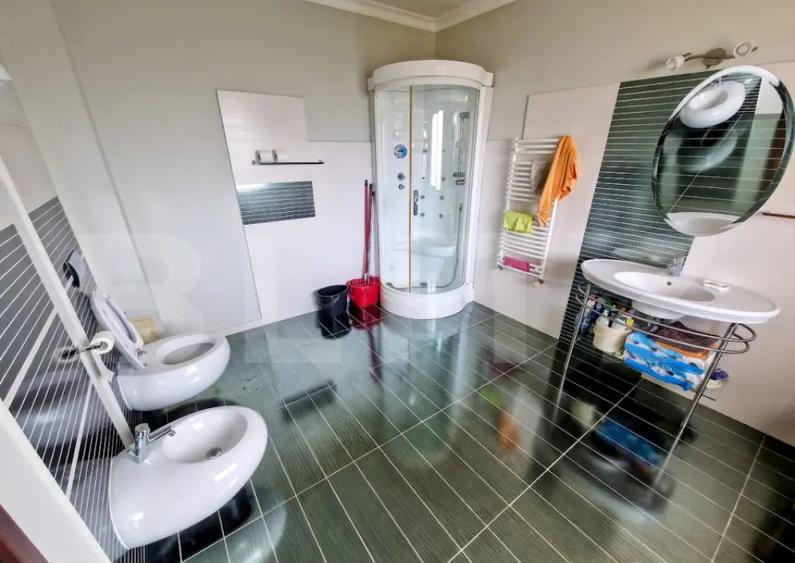 Casă cu 5 camere cu Teren 1223 Mp în Central