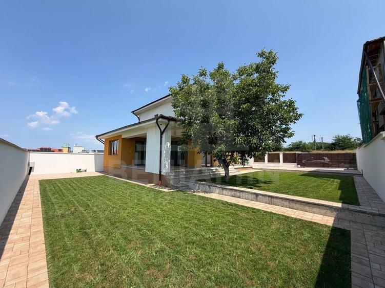 Casă cu 5 camere cu Teren 500 Mp în Cârcea