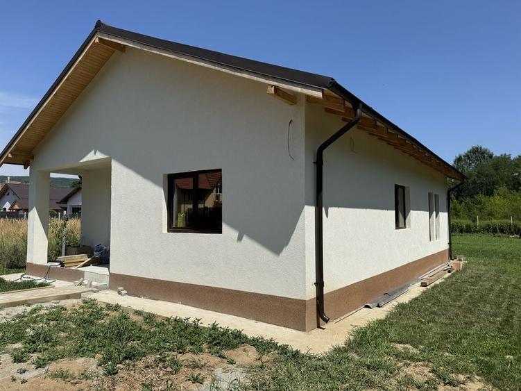 Casă cu 3 camere în Bujoreni