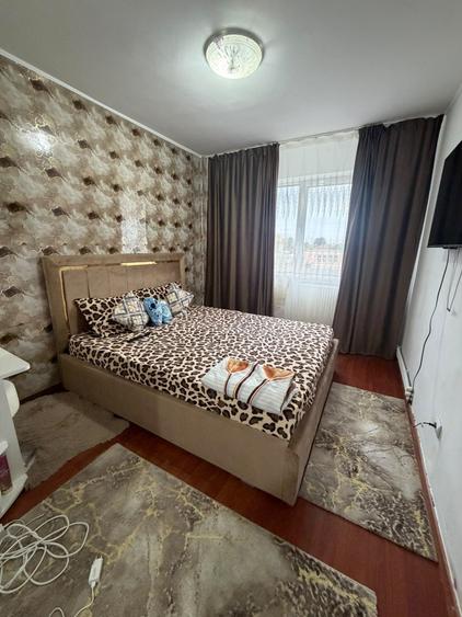 Apartament cu 3 camere semidecomandat în Hipodrom