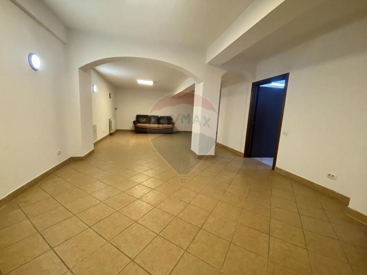 Casă individuală cu 8 camere cu Teren 300 Mp în Aviației