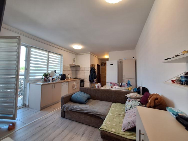 Apartament cu 3 camere semidecomandat, mobilat în Florești