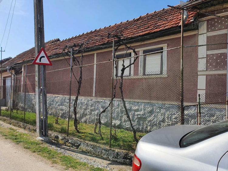 Casă cu 3 camere în Petrani