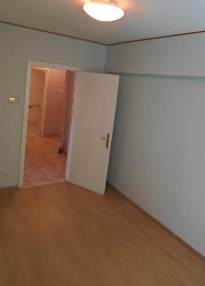 Apartament cu 3 camere decomandat în Tineretului