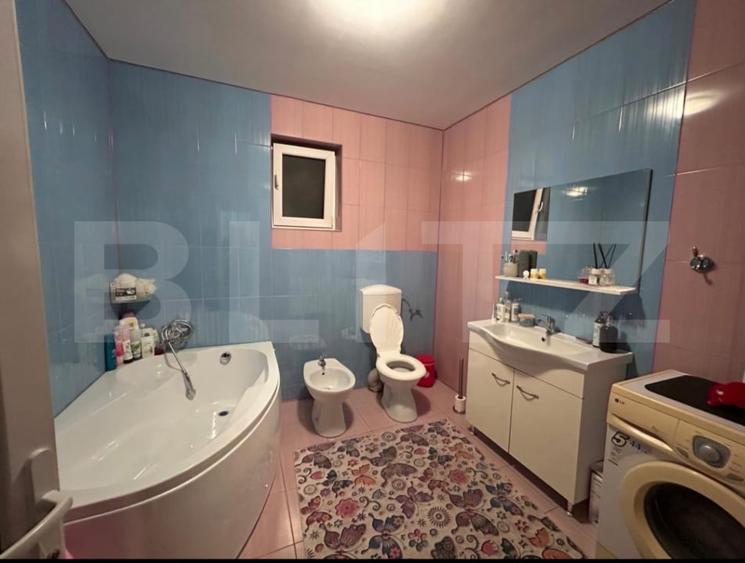 Casă individuală cu 7 camere cu Canalizare în Șișești