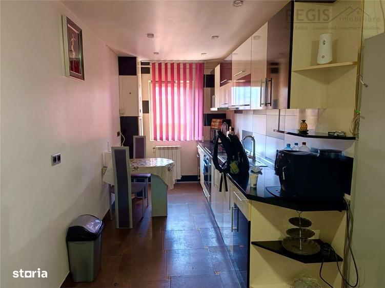 Apartament cu 3 camere decomandat în Tractorul