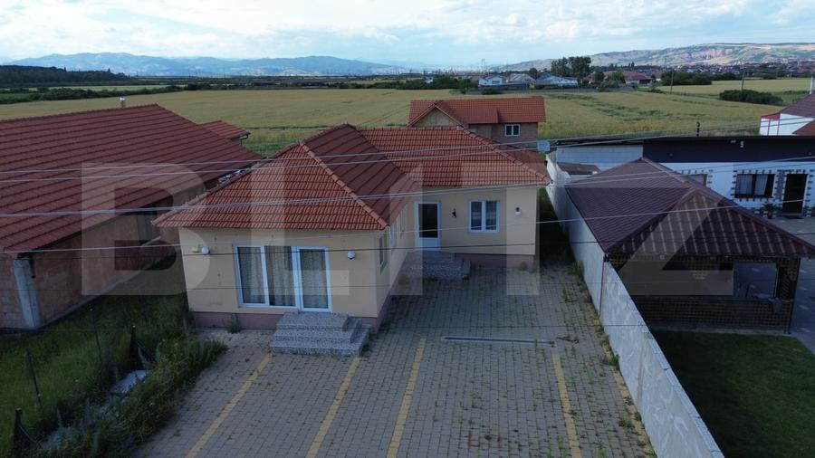 Casă individuală cu 3 camere cu Canalizare în Petrești