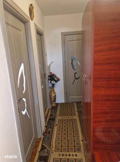 Apartament cu 3 camere semidecomandat în Calea București