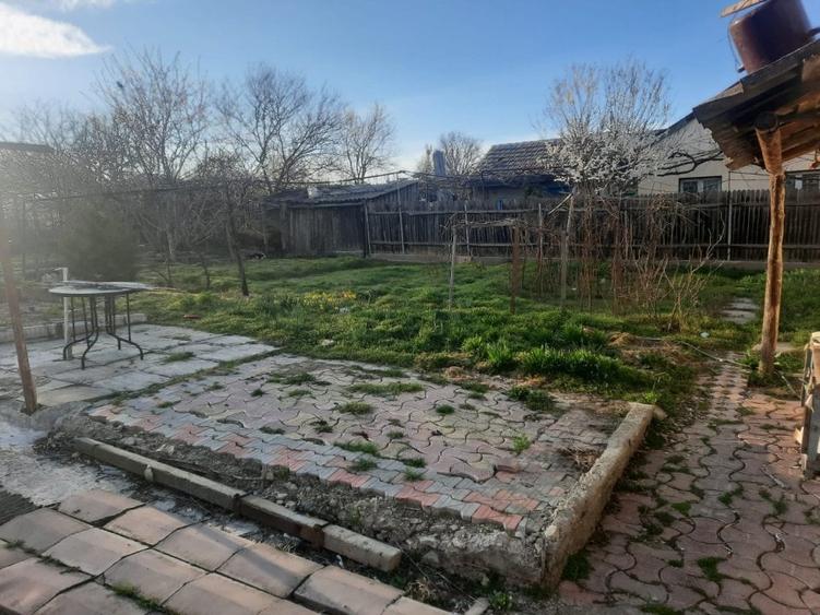 Casă individuală cu 7 camere cu Teren 777 Mp în Sud