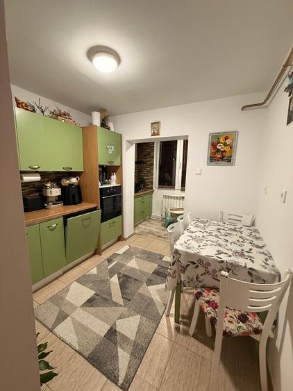 Apartament cu 3 camere decomandat în Nicolina