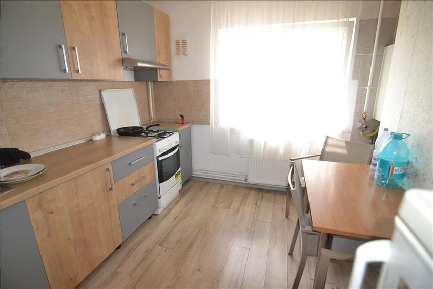 Apartament cu 3 camere decomandat în Vlahuță