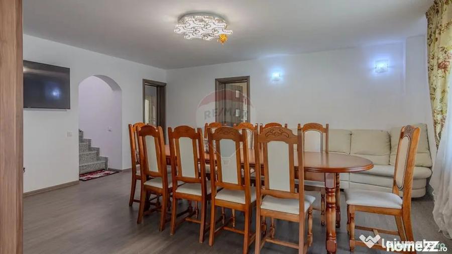 Casă cu 10 camere cu Teren 1074 Mp în Moieciu