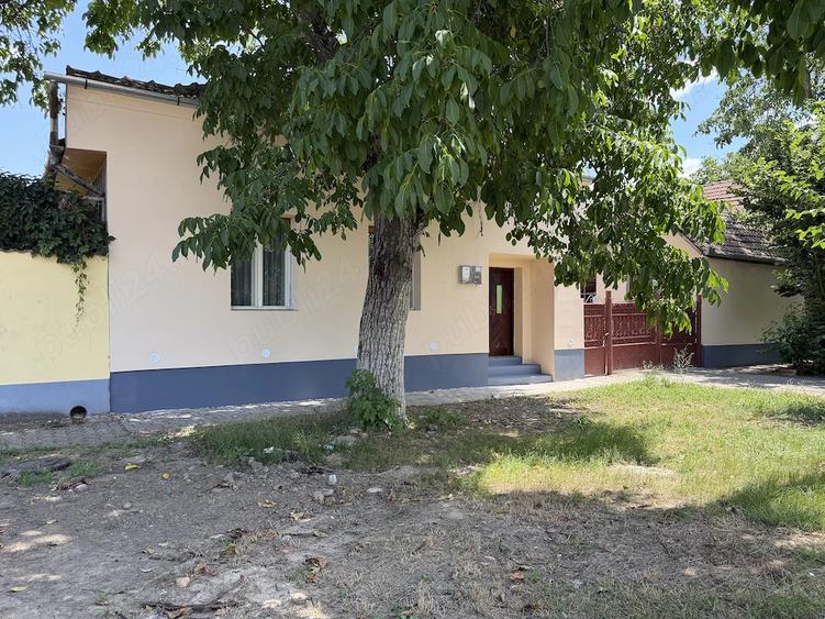 Casă cu 3 camere cu Teren 1300 Mp în Central