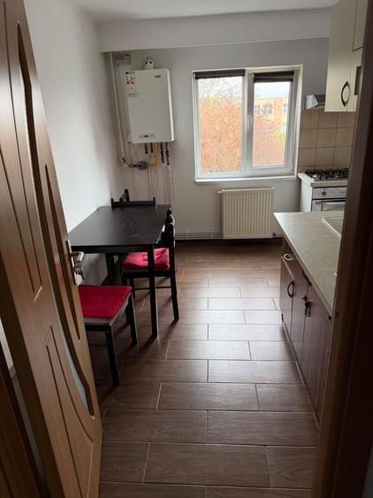 Apartament cu 3 camere decomandat în Teilor