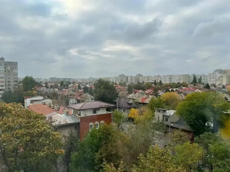 Apartament cu 3 camere semidecomandat, mobilat în Vatra Luminoasă