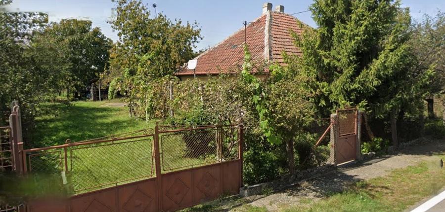 Casă individuală cu 2 camere cu Teren 8000 Mp în Plopi