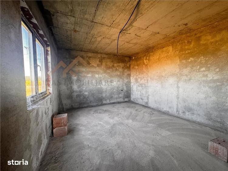 Casă cu 4 camere cu Teren 1380 Mp în Coltău