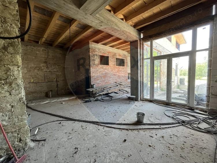 Casă cu 5 camere cu Teren 1141 Mp în Central