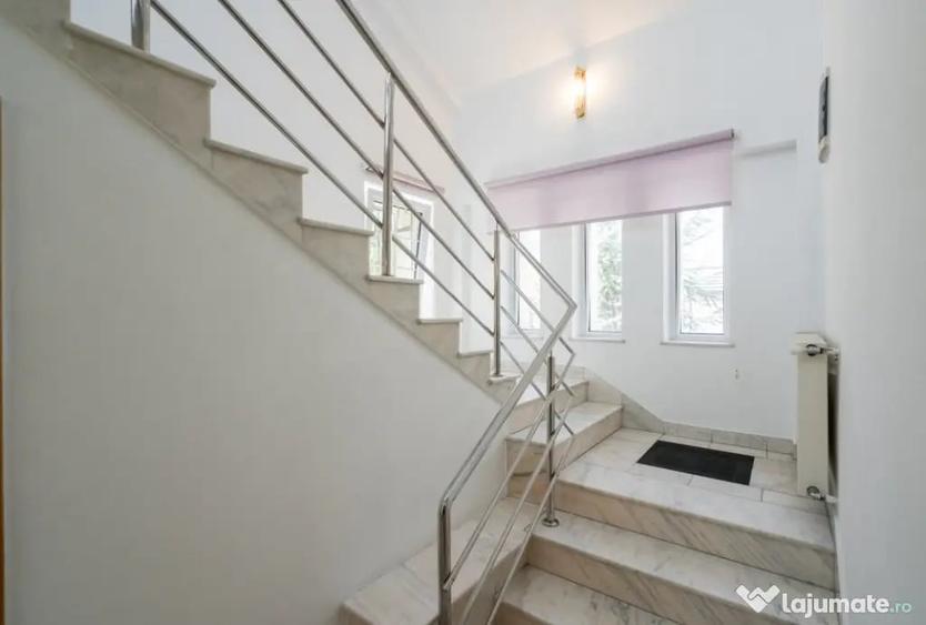 Casă cu 7 camere cu Teren 280 Mp în 1 Mai