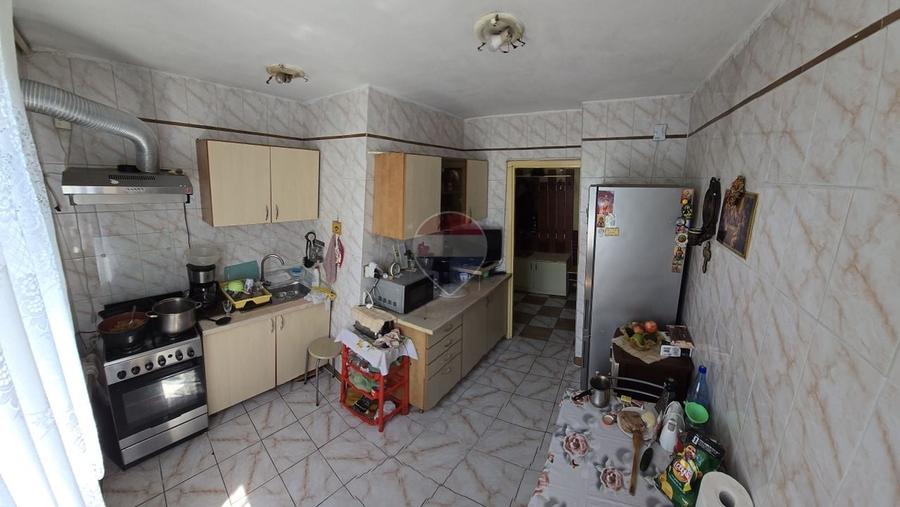 Apartament cu 3 camere decomandat, mobilat în Brâncoveanu