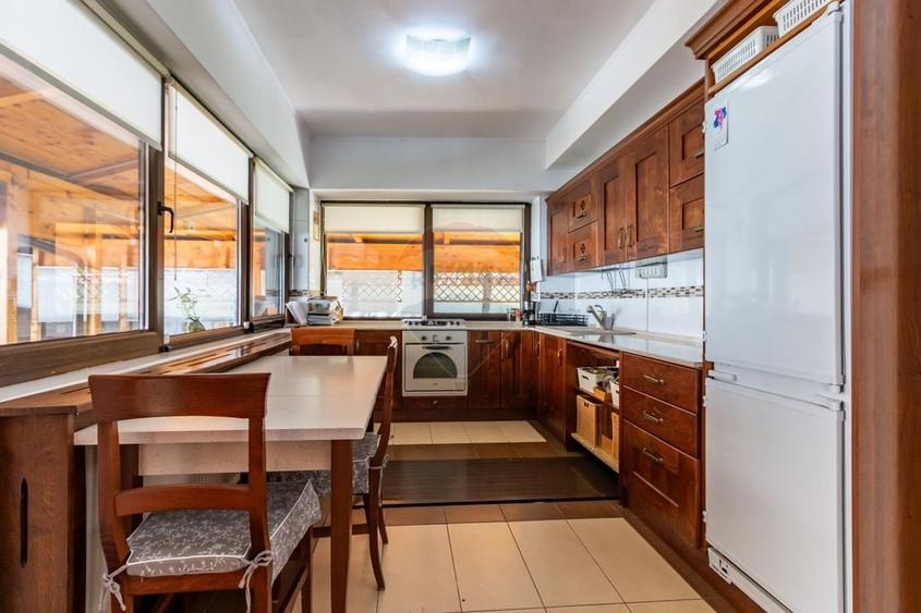 Casă cu 6 camere cu Teren 490 Mp în Eroii Revoluției