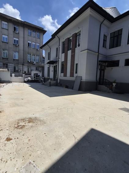 Casă individuală cu 16 camere cu Canalizare în Ultracentral