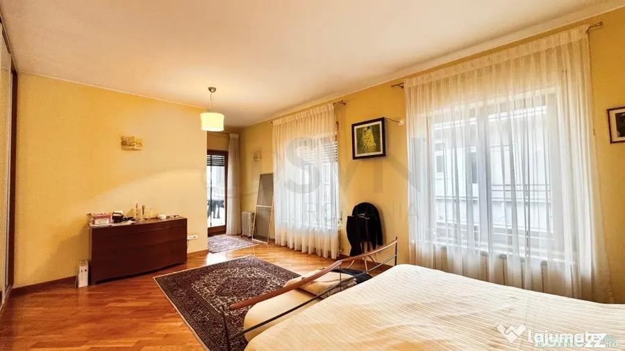 Apartament cu 5 camere semidecomandat în Capitale