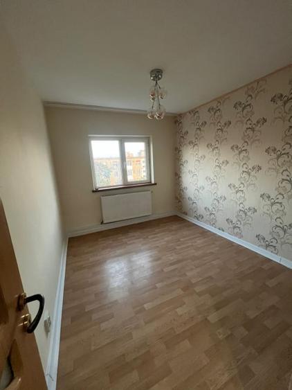 Apartament cu 4 camere decomandat în Craiovița Nouă