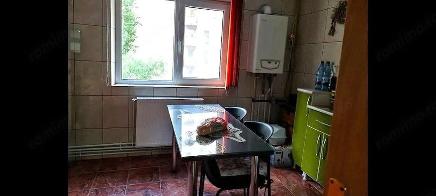 Apartament cu 3 camere decomandat în Nerva Traian