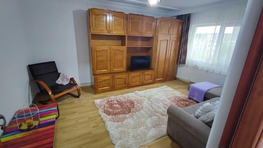 Apartament cu 4 camere semidecomandat în Faleza Nord