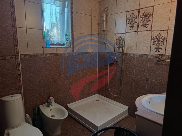 Casă individuală cu 7 camere cu Canalizare în Est
