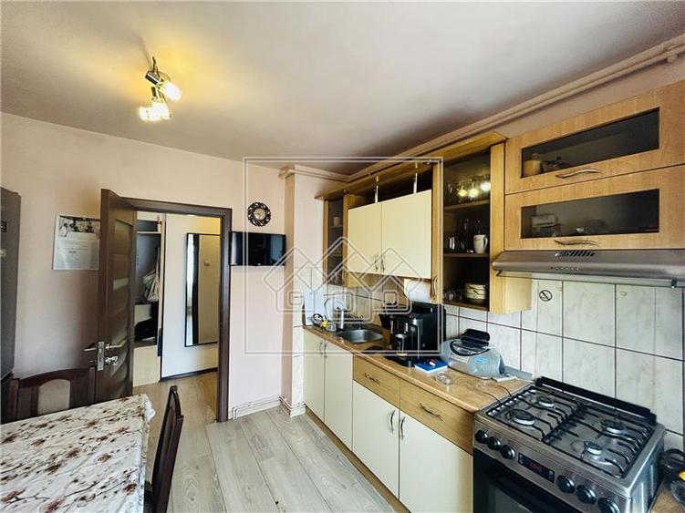 Apartament cu 4 camere decomandat în Mihai Viteazul