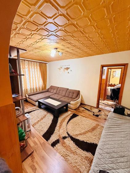 Apartament cu 3 camere semidecomandat în Micro 3