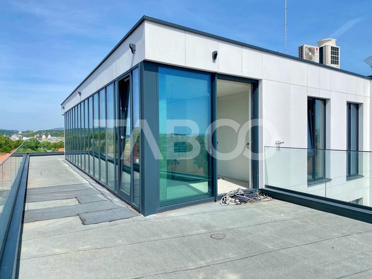 Penthouse cu 3 camere semidecomandat în Central