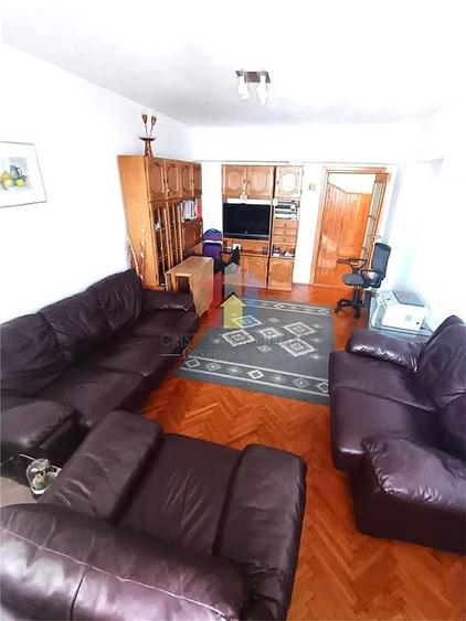 Apartament cu 3 camere decomandat în Călărași