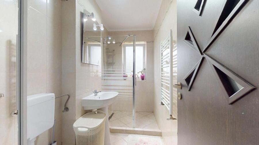 Apartament cu 3 camere decomandat în Sânpetru
