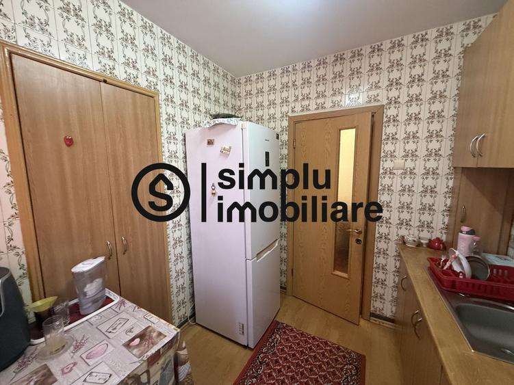 Apartament cu 3 camere semidecomandat în Rovine