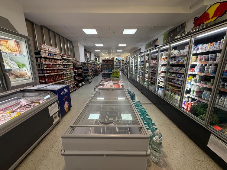 Spațiu comercial, de 204.30000305176 mp, în Far