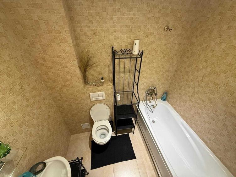 Apartament cu 3 camere semidecomandat în Central