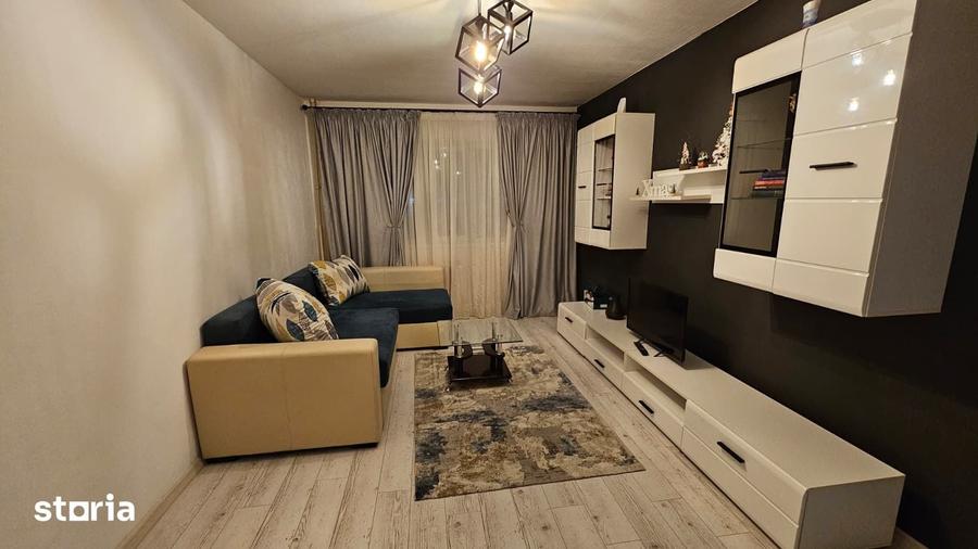 Apartament cu 3 camere decomandat în Calea București