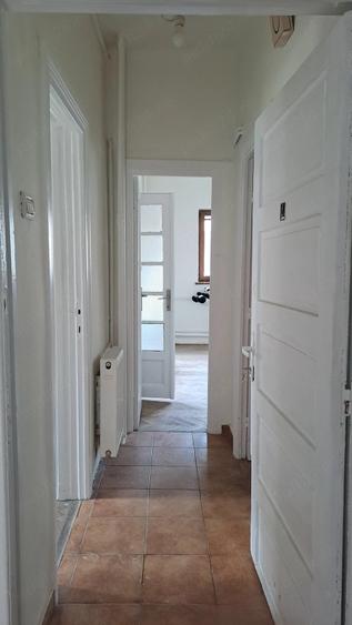 Apartament cu 3 camere semidecomandat în Tineretului