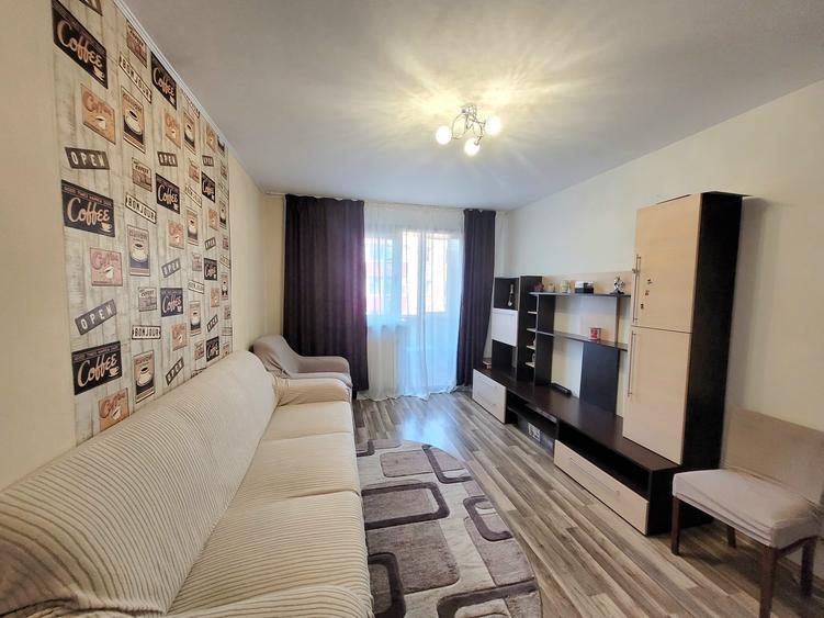 Apartament cu 3 camere decomandat în Florilor